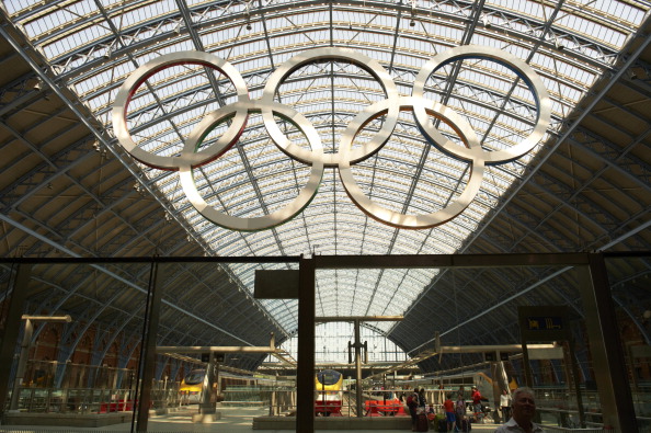 St Pancras_International_olympic_rings_20-08-12