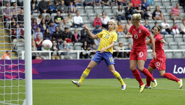 Swedens Sofia_Jakobsson_scores_aginst_Canada_in_London_2012_womens_football