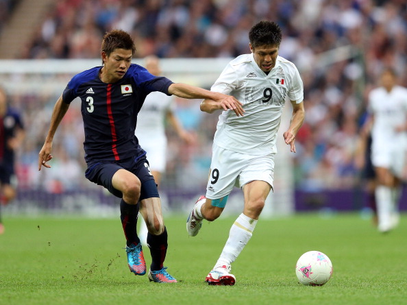 Takahiro Ohgihara_of_Japan_battles_with_Oribe_Peralta_of_Mexico_during_the_Mens_Football_Semi_Final_match_between_Mexico_and_Japan
