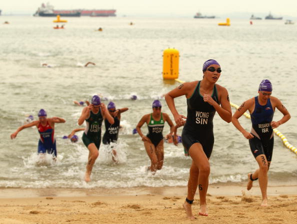Women triathletes_at_Singapore_201o