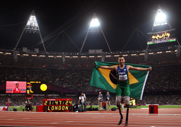 Alan Oliveira_celebrates_after_winning_gold_in_the_mens_T44_200m_at_London_2012