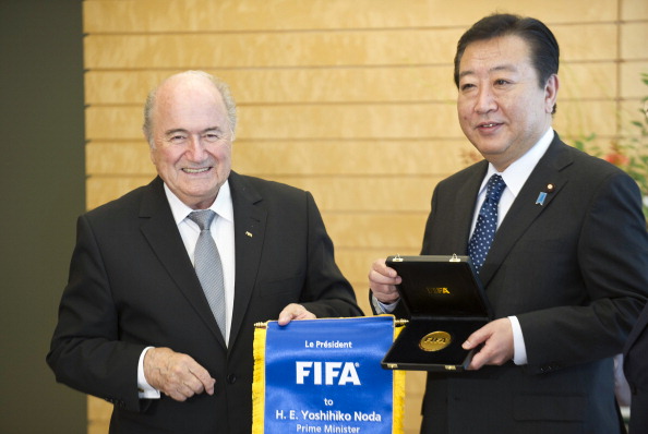 Blatter L_presents_a_FIFA_medal_and_banner_to_Japanese_Prime_Minister_Yoshihiko_Noda_R_13-09-12