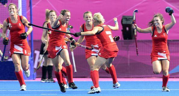 Britains women_celebrate_after_securing_the_London_2012_hockey_bronze_medal