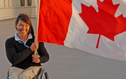 Chantal Petitclerc_with_Canadian_flag