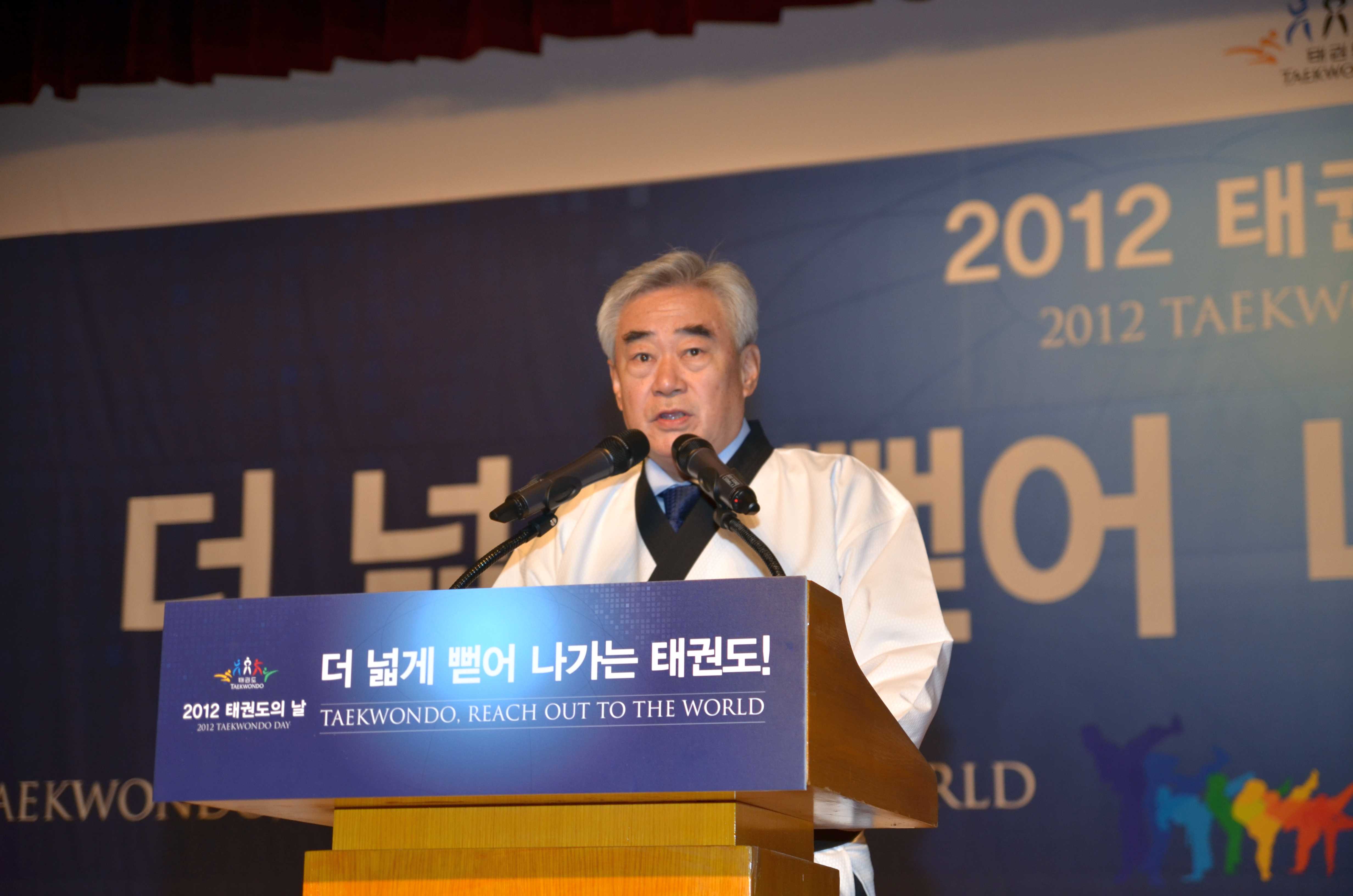 Chungwon Choue_giving_speech_September_2012
