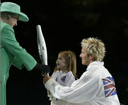 David Beckham_and_Kirsty_Howard_hand_over_baton_to_Queen