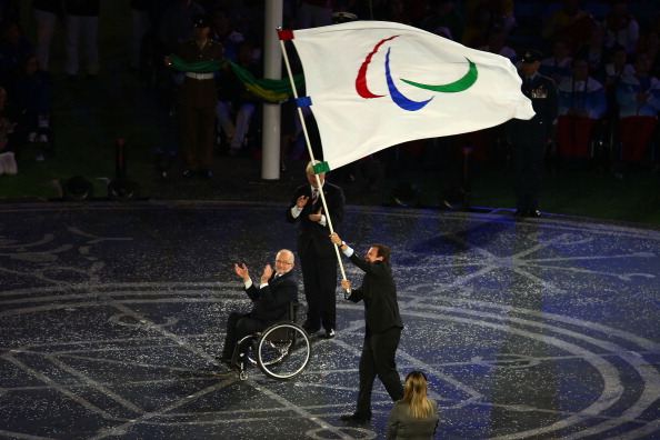 Eduardo Paes_waves_Paralympic_flag_September_9_2012