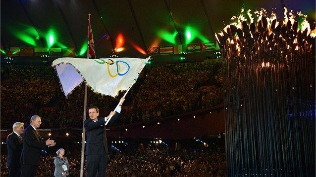 Eduardo Paes_with_Olympic_flag_London_2012_Closing_Ceremony_August_29_2012