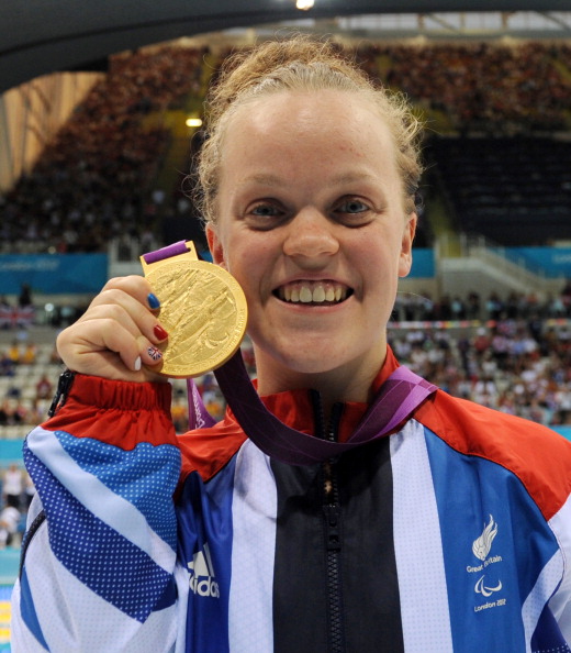 Ellie Simmonds_shows_her_gold_medal_after_winning_the_London_2012_Paralympic_womens_200m_individual_medley
