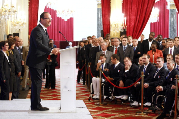 Francois Hollande_with_Paralympic_athletes_at_reception