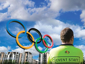 G4S security_guard_in_front_of_Olympic_rings