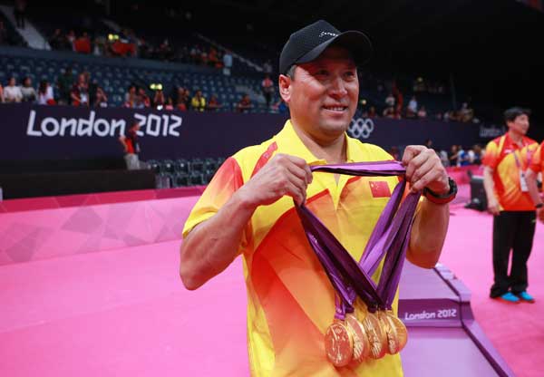 Li Yongbo_with_the_five_gold_medals_his_team_won_at_London_2012