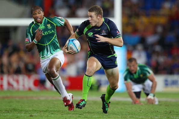 Lindsay Crook_of_Australia_runs_the_ball_during_the_Third_place_play_off_match_between_Australia_and_South_Africa_on_day_two_of_the_Gold_Coast_Sevens_World_Series_at_Skilled_Park_on_November_26_2011
