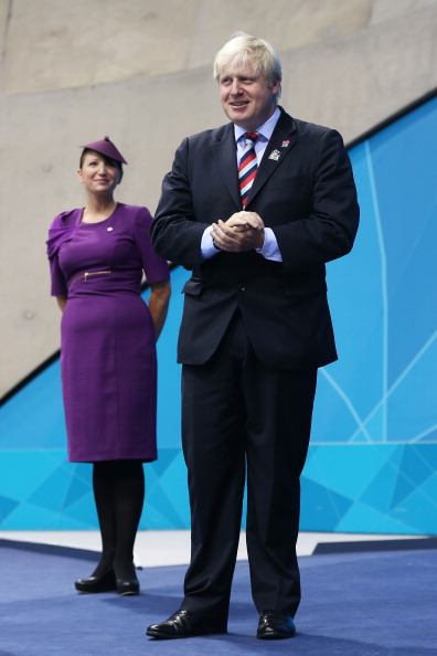 Mayor of_London_Boris_Johnson_receives_a_welcome_applauses_and_he_visits_the_London_2012_Aquatics_Centre_to_present_the_medals