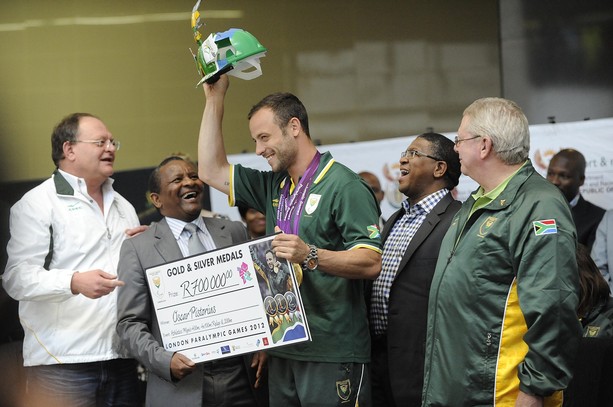 Oscar Pistorius_greeted_at_airport_on_way_back_from_London_2012_Paralympics