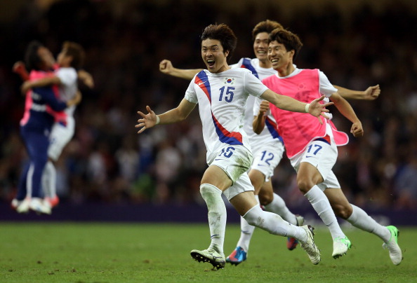 Park Jong-Woo_celebrates_his_teams_success_in_a_penalty_shoot_out_during_the_London_2012_mens_football_quarterfinal_match_against_Great_Britain