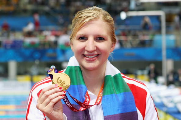 Rebecca Adlington_poses_with_her_Delhi_2010_400_metres_freestyle_gold_medal