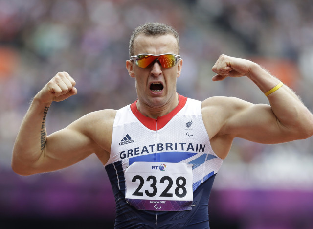 Richard Whitehead_celebrating_gold_medal_in_200m_at_London_2012_Olympics