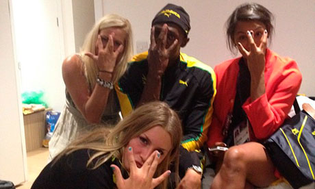 Usain Bolt_on_Olympic_Village_bed_with_members_of_the_Swedish_womens_handball_team_London_2012