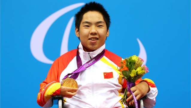 Yang Yang_shows_his_gold_medal_during_the_Victory_Ceremony_for_the_mens_50m_Backstroke_-_S2
