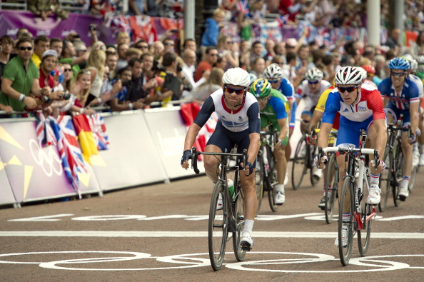 Mark Cavendish_of_Britain__the_peleton_cross_the_finishing_line_of_the_mens_road_race_cycling