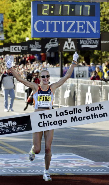 Paula Radcliffe_wins_2002_Chicago_Marathon