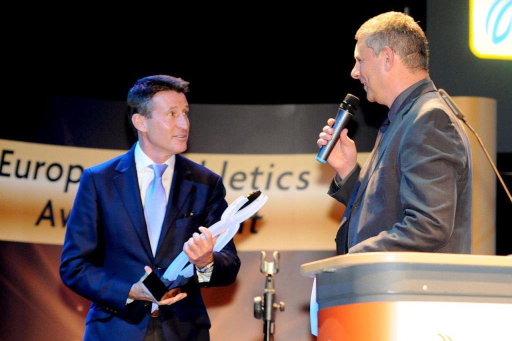 Sebastian Coe_recieves_Mo_Farahs_European_Athlete_of_the_Year_Award