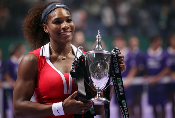 Serena Williams_with_WTA_Trophy_Istanbul_October_28_2012