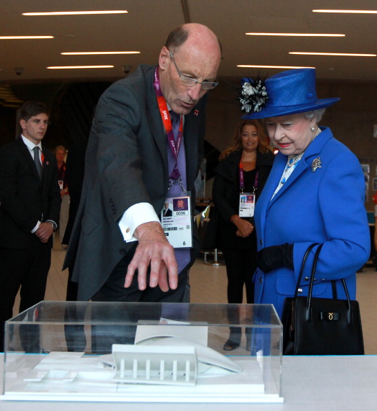 Sir John_Armitt_shows_Queen_Elizabeth_II_a_model_as_she_visits_the_Aquatics_Centre_during_a_tour_of_the_London_2012_Olympic_Park