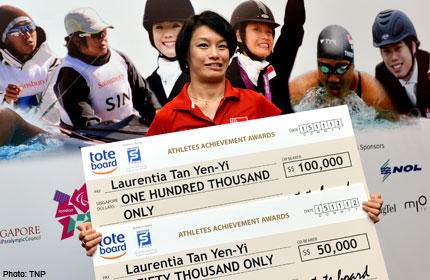 Laurentia Tan receiving cheque for Paralympic November 15 2012