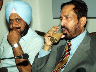 Randhir Singh sat next to Suresh Kalmadi