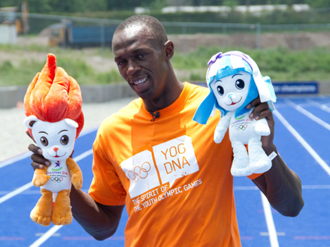 Usain Bolt with Singapore 2010 mascots