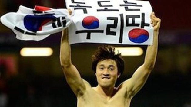 Park Jong-woo with sign after London 2012 bronze medal play off