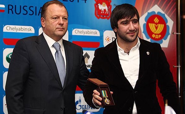 Marius Vizer presents medal to Mansur Isaev