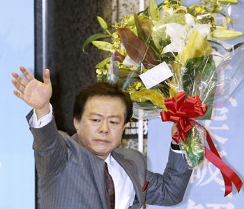Naoki Inose celebrating being elected as Tokyo Governor