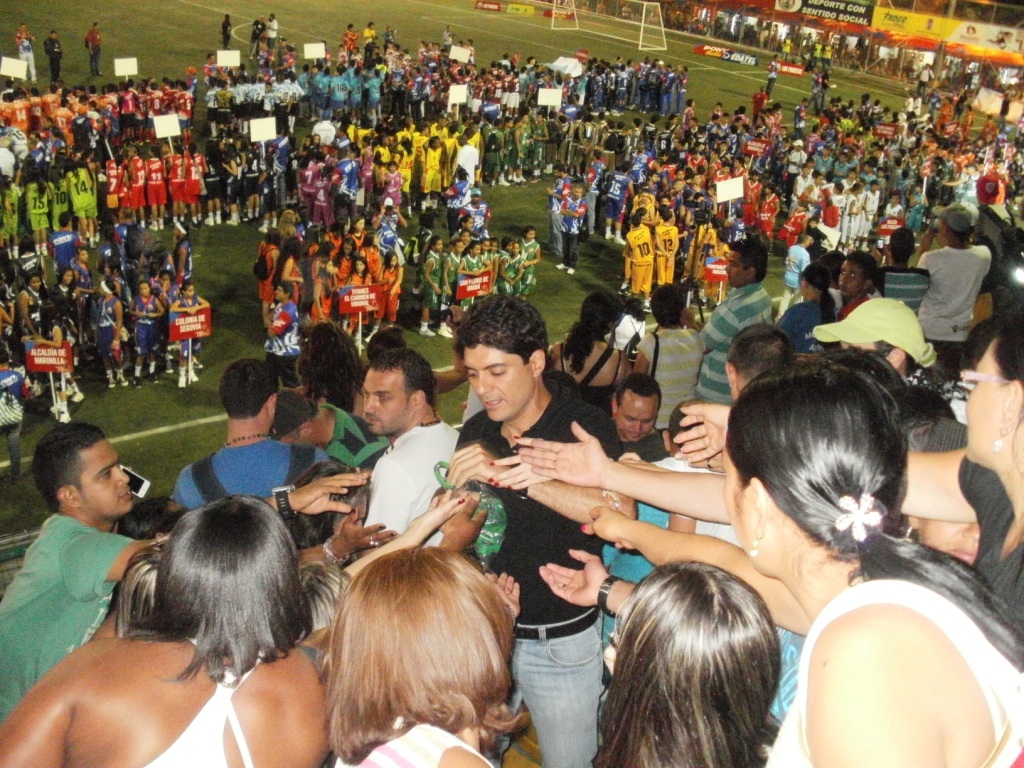 Juan Camilo Quintero distributes Medellín 2018 Youth Olympic Games bracelets to the young participants at the Opening Ceremony of the 2013 Festival of Festivals1