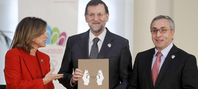 Mariano Rajoy with Madrid 2020 candidature file