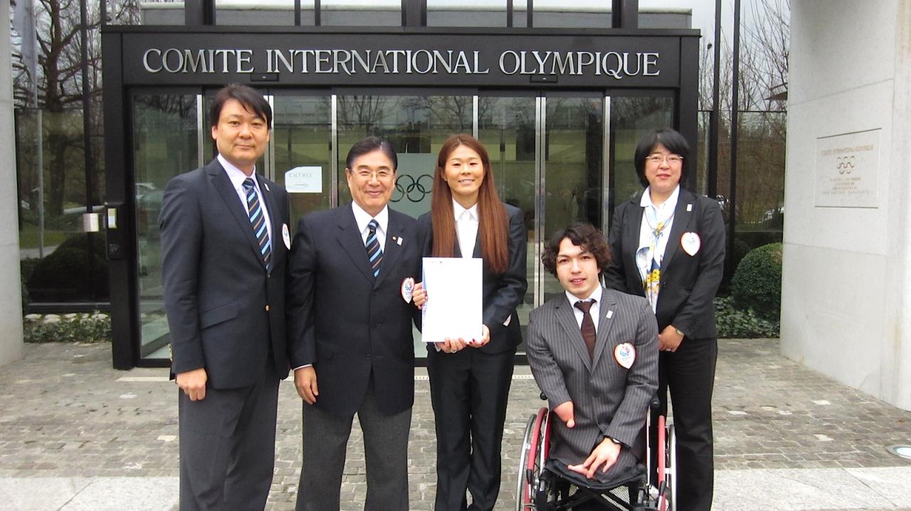 Tokyo 2020 present bid book to IOC January 2013
