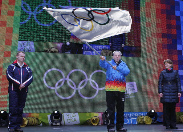 Lillehammer 2016 receives IOC flag from Innsbruck 2012