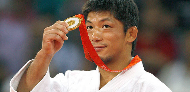 Masato Uchishiba with Beijing 2008 gold medal
