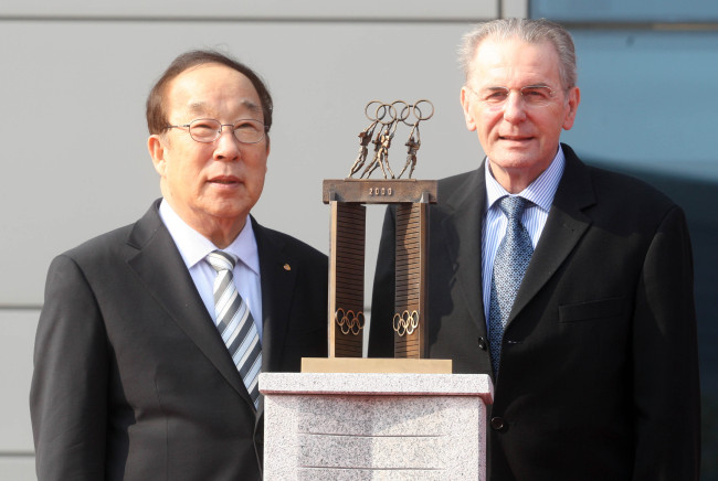 Park Yong-sung with Jacques Rogge February 2013