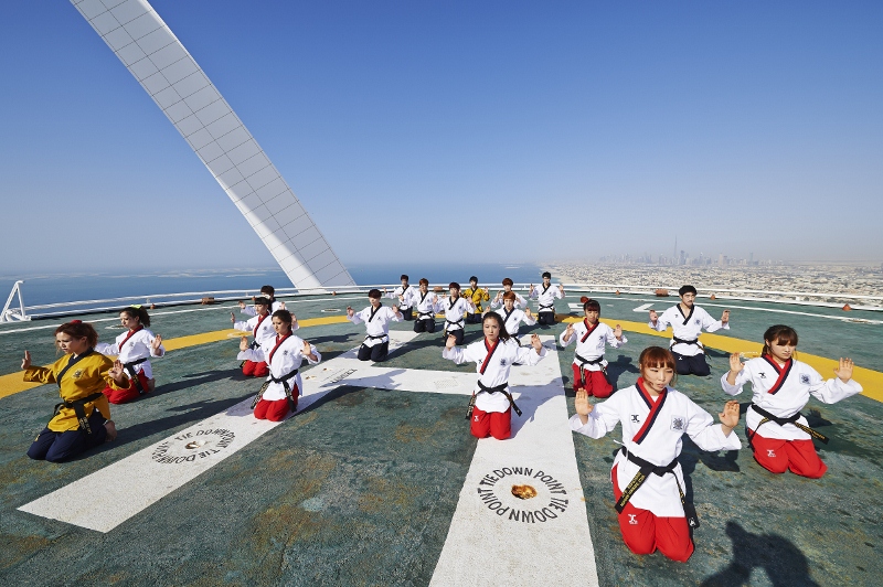 Taekwondo demonstration on helipad of Burj Al Arab 2 800x532
