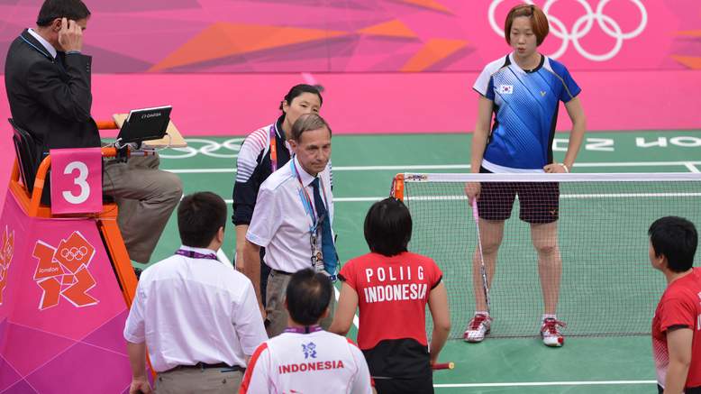 The referee urges Indonesias Greysia Polii and Meilana Jauhari and South Koreas Ha Jung Eun and Kim Min Jung to play fairly
