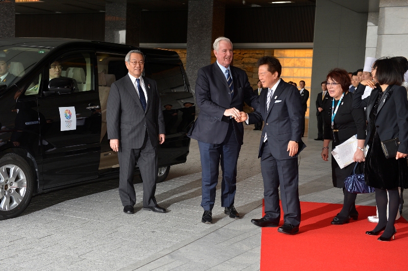 Tokyo Governor Naoki Inose greets Chairman of the IOC Evaluation Commission Sir Craig Reedie upon his arrival to Tokyo on 1 March 2013 2