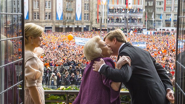 King Wilhelm-Alexander kisses mother at coronation