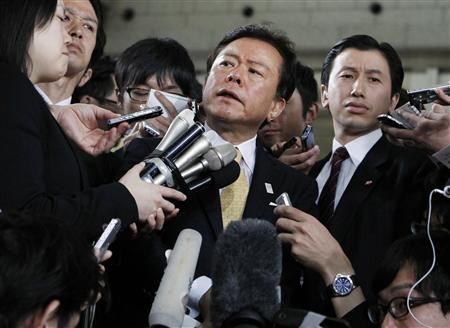 Naoki Inose mobbed by Japanese journalists April 30 2013