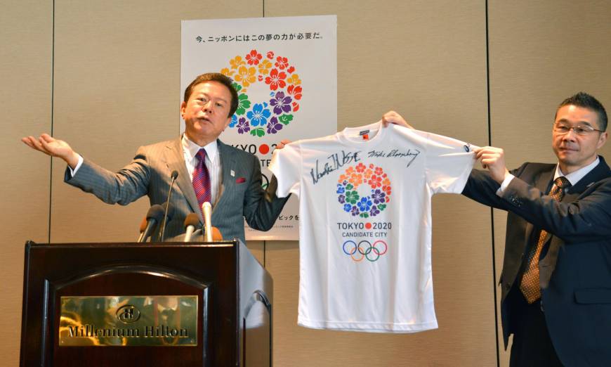 Naoki Inose with Tokyo 2020 tee-shirt signed by Michael Bloomberg