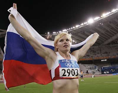 Olga Kuzenkova with Russian flag Athens 2004