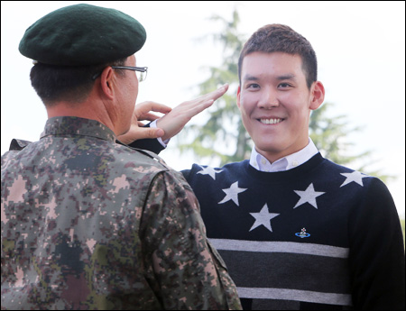 Park Tae-hwa reports for military service October 2012