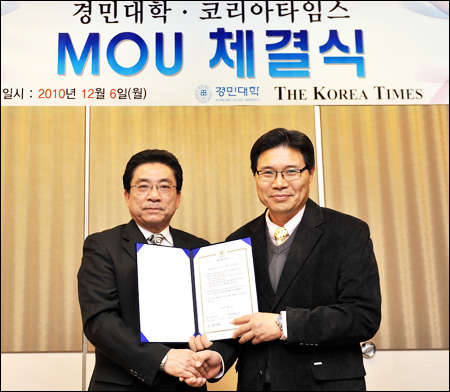 Hong Moon-jong at signing ceremony
